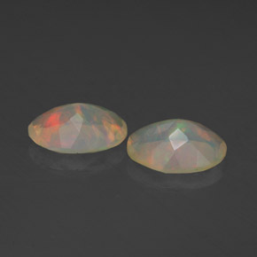 カラットの天然マルチカラーオパール（8×6 mm・透明）