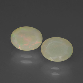 カラットの天然マルチカラーオパール（8.1×6.2 mm・オーバルカット）