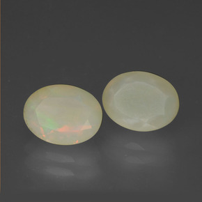 カラットの天然マルチカラーオパール（8.1×6.2 mm・オーバルカット）