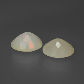 カラットの天然マルチカラーオパール（8.1×6.2 mm・オーバルカット）