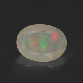 0.51カラットの天然マルチカラーオパール（7.9×5.8 mm・透明）