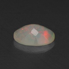 0.51カラットの天然マルチカラーオパール（7.9×5.8 mm・透明）