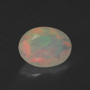 0.64カラットの天然マルチカラーオパール（7.7×5.8 mm・透明）