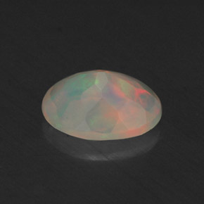 0.64カラットの天然マルチカラーオパール（7.7×5.8 mm・透明）