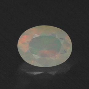 0.64カラットの天然マルチカラーオパール（7.9×6 mm・透明）