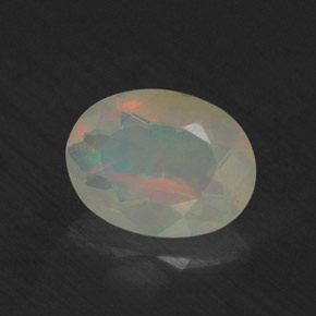 0.64カラットの天然マルチカラーオパール（7.9×6 mm・透明）