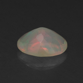 0.64カラットの天然マルチカラーオパール（7.9×6 mm・透明）