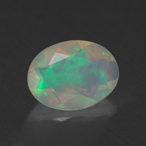 0.66カラットの天然マルチカラーオパール（8.2×6.2 mm・透明）