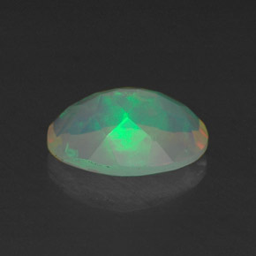 0.66カラットの天然マルチカラーオパール（8.2×6.2 mm・透明）