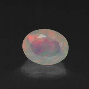 0.80カラットの天然マルチカラーオパール（7.6×6 mm・透明）