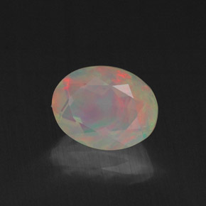 0.80カラットの天然マルチカラーオパール（7.6×6 mm・透明）