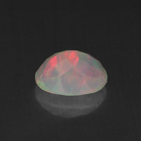 0.80カラットの天然マルチカラーオパール（7.6×6 mm・透明）