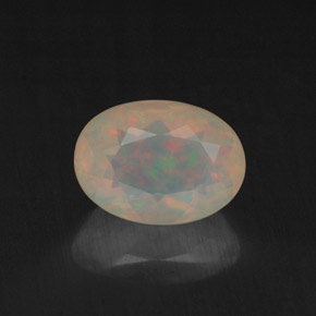 0.87カラットの天然マルチカラーオパール（8×5.8 mm・透明）