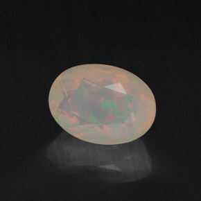 0.87カラットの天然マルチカラーオパール（8×5.8 mm・透明）