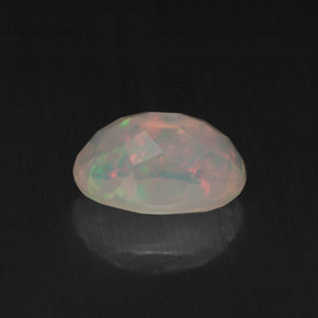 0.87カラットの天然マルチカラーオパール（8×5.8 mm・透明）