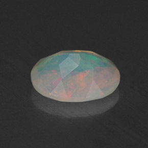 0.67カラットの天然マルチカラーオパール（7.9×6 mm・透明）