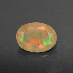 0.87カラットの天然マルチカラーオパール（8×6 mm・オーバルカット）