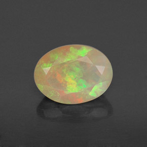 0.82カラットの天然マルチカラーオパール（8×6 mm・透明）