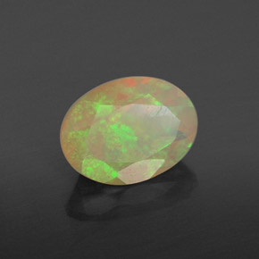 0.82カラットの天然マルチカラーオパール（8×6 mm・透明）