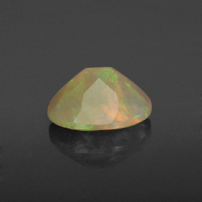 0.82カラットの天然マルチカラーオパール（8×6 mm・透明）