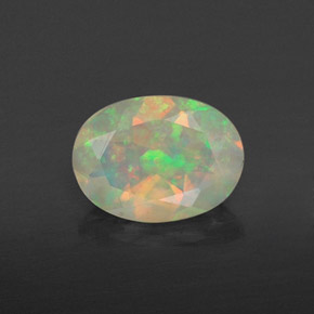 0.74カラットの天然マルチカラーオパール（8.1×6 mm・透明）