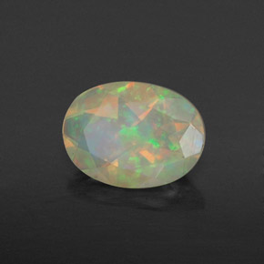 0.74カラットの天然マルチカラーオパール（8.1×6 mm・透明）