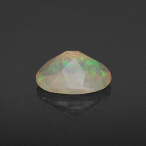 0.74カラットの天然マルチカラーオパール（8.1×6 mm・透明）
