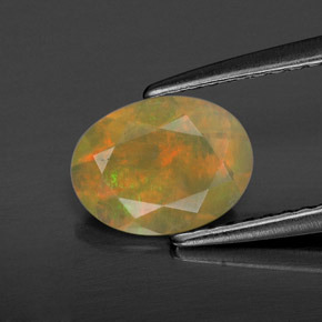 0.61カラットの天然マルチカラーオパール（8.2×6.2 mm・透明）