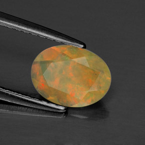 0.61カラットの天然マルチカラーオパール（8.2×6.2 mm・透明）