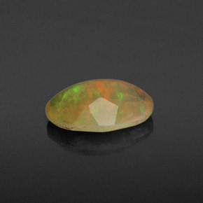 0.61カラットの天然マルチカラーオパール（8.2×6.2 mm・透明）