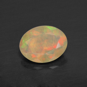 0.72カラットの天然マルチカラーオパール（7.9×6.1 mm・透明）