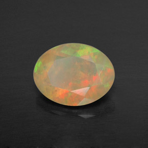 0.72カラットの天然マルチカラーオパール（7.9×6.1 mm・透明）