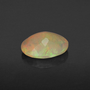 0.72カラットの天然マルチカラーオパール（7.9×6.1 mm・透明）