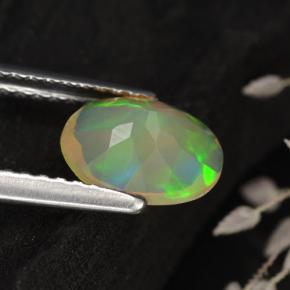0.75カラットの天然マルチカラーオパール（8.1×6.3 mm・オーバルカット）