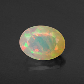 0.87カラットの天然マルチカラーオパール（8×6 mm・オーバルカット）