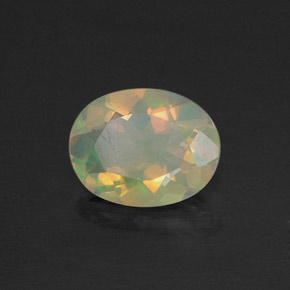 0.73カラットの天然マルチカラーオパール（7.8×6 mm・オーバルカット）
