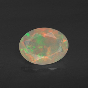 0.78カラットの天然マルチカラーオパール（8.4×6.3 mm・透明）