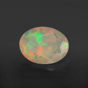 0.78カラットの天然マルチカラーオパール（8.4×6.3 mm・透明）