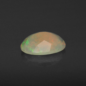 0.78カラットの天然マルチカラーオパール（8.4×6.3 mm・透明）