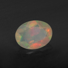 0.74カラットの天然マルチカラーオパール（8.2×6.2 mm・オーバルカット）