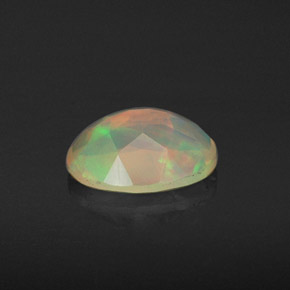 0.74カラットの天然マルチカラーオパール（8.2×6.2 mm・オーバルカット）