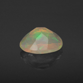 0.93カラットの天然マルチカラーオパール（8.2×6.2 mm・オーバルカット）
