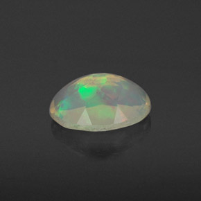 0.67カラットの天然マルチカラーオパール（7.8×5.7 mm・透明）