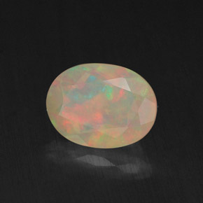 0.85カラットの天然マルチカラーオパール（8.2×6.1 mm・透明）