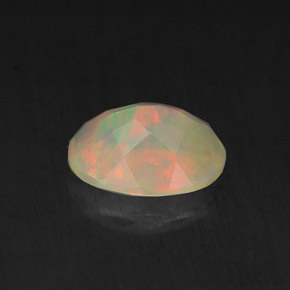 0.85カラットの天然マルチカラーオパール（8.2×6.1 mm・透明）