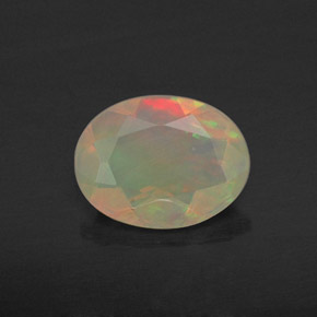 0.69カラットの天然マルチカラーオパール（8.1×6.3 mm・透明）