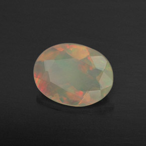 0.69カラットの天然マルチカラーオパール（8.1×6.3 mm・透明）