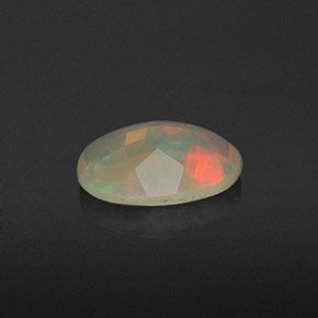 0.69カラットの天然マルチカラーオパール（8.1×6.3 mm・透明）