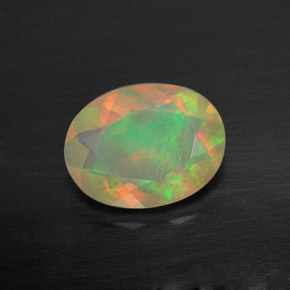 0.73カラットの天然マルチカラーオパール（8.1×6.1 mm・透明）