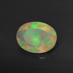 0.73カラットの天然マルチカラーオパール（8.1×6.1 mm・透明）